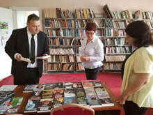 Депутат дари книги на библиотеката в читалището в Луковит