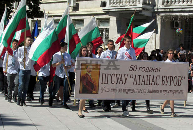 Националният трибагреник и знамето на Европейския съюз бяха начело на празничното шествие за 24 май в Силистра    