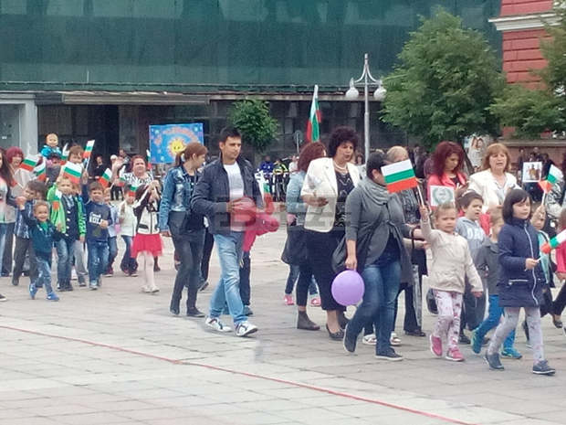 Празнично шествие за 24 май се състоя в Кюстендил Празнично шествие за 24 май се състоя в Кюстендил