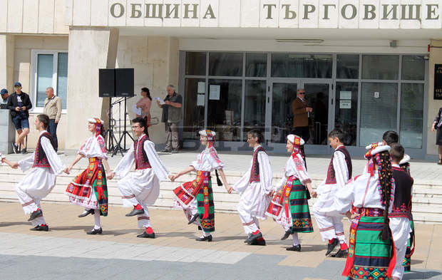 С шествие и с празнично хоро бе отбелязан 24 май в Търговище