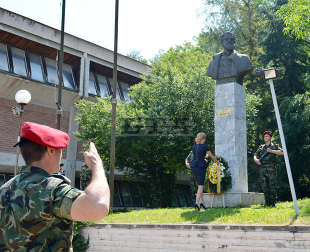 Благоевградчани отдадоха почит към паметта на Ботев и на загиналите за свободата на Родината Благоевградчани отдадоха почит към паметта на Ботев и на загиналите за свободата на Родината
