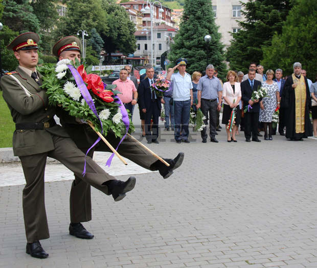 С военен ритуал пред паметника "Майка България" във Велико Търново беше почетен подвигът на Ботев