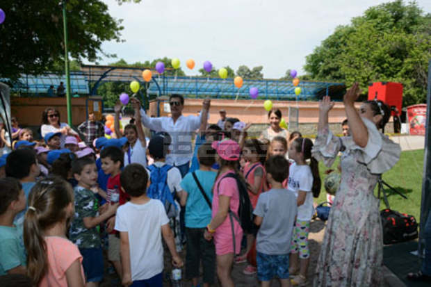 Алея на кривите огледала радва посетителите на парк Острова в Пазарджик Алея на кривите огледала радва посетителите на парк Острова в Пазарджик