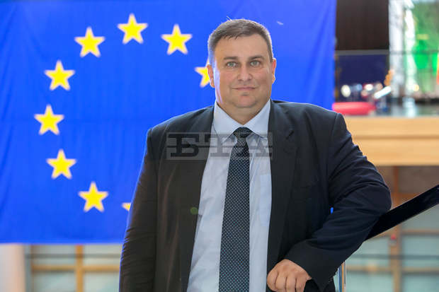 Евродепутатът Емил Радев кани в Брюксел победители в конкурса "Европейски ценности" Евродепутатът Емил Радев кани в Брюксел победители в конкурса "Европейски ценности"