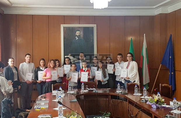 Кметът на Враца награди номинираните за най-добър ученик на годината 