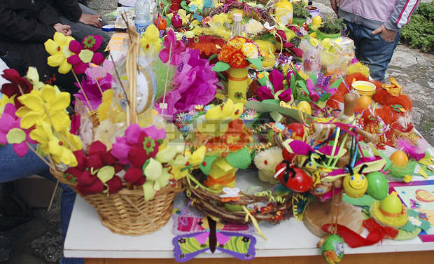 Благотворителна великденска изложба организираха Федерацията на жените и Община Разград