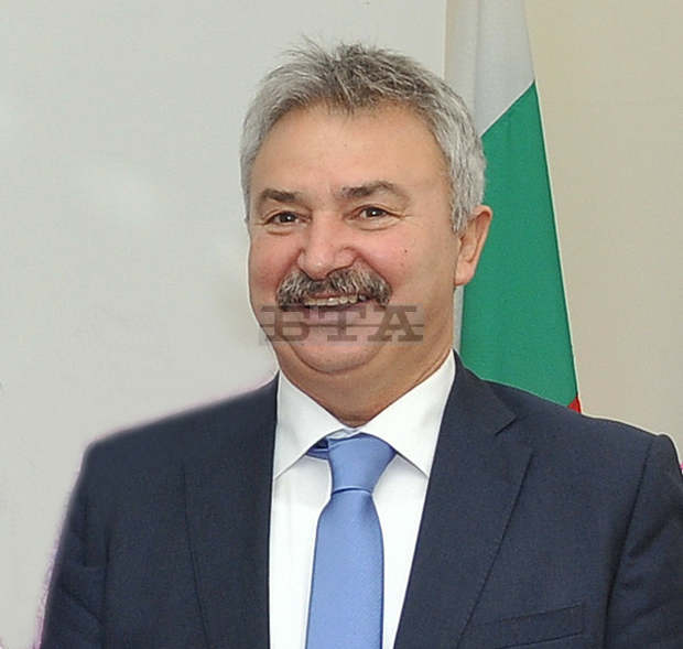 Кметът на Монтана Златко Живков и деца от града са представили в Германия български народни песни Кметът на Монтана Златко Живков и деца от града са представили в Германия български народни песни