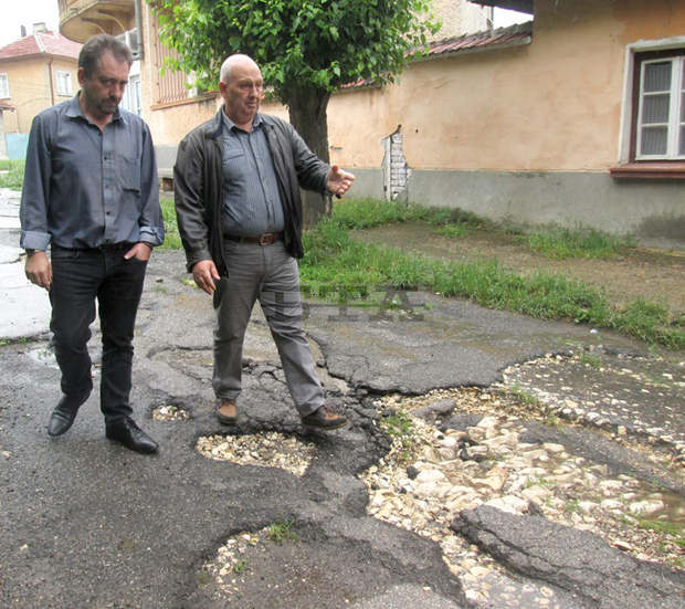 Силен дъжд е отнесъл настилката на улици в плевенското село Бохот Силен дъжд е отнесъл настилката на улици в плевенското село Бохот