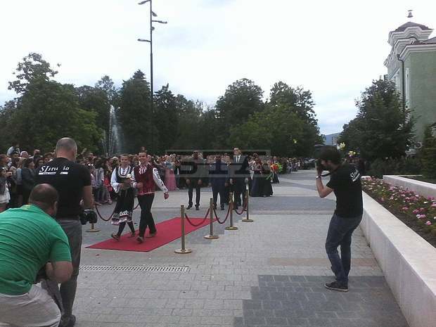 Повече от 400 абитуриенти дефилираха в центъра на Търговище