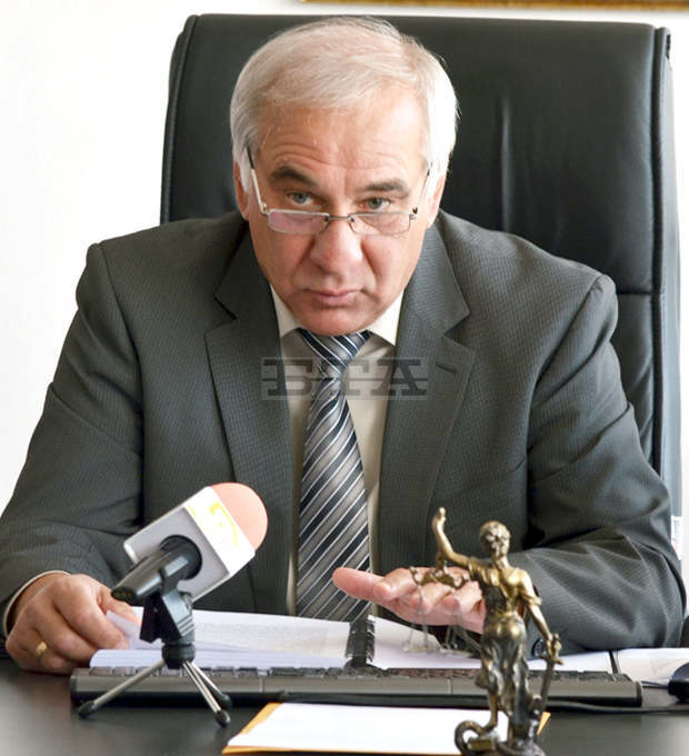 Прокуратурата в Добрич води досъдебни производства за горели автомобили Прокуратурата в Добрич води досъдебни производства за горели автомобили