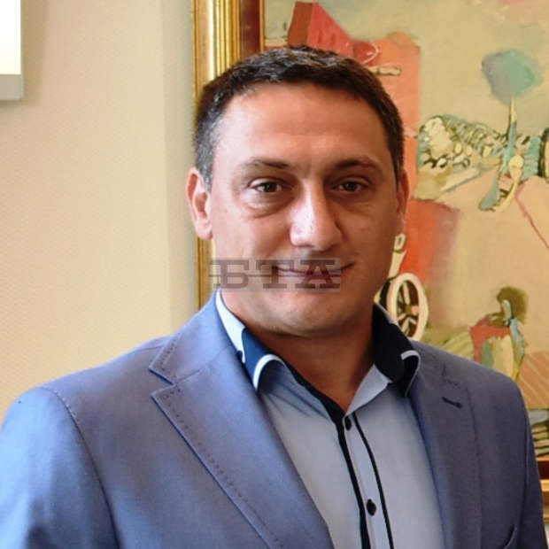 Шофьори на паркирани автомобили на тротоарите бяха глобени при съвместна проверка на журналисти и общинари Шофьори на паркирани автомобили на тротоарите бяха глобени при съвместна проверка на журналисти и общинари