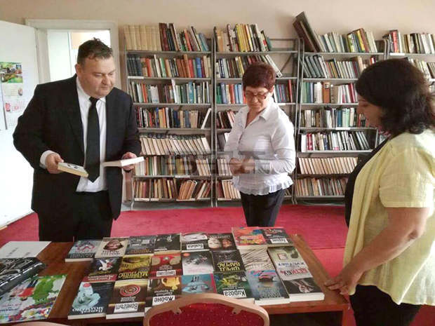 Депутат дари книги на библиотеката в читалището в Луковит Депутат дари книги на библиотеката в читалището в Луковит