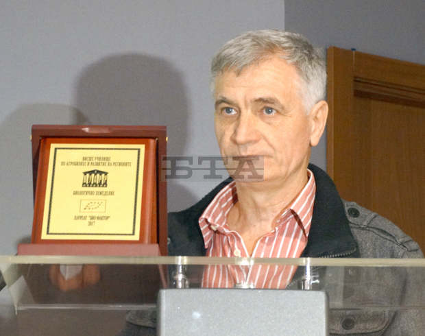 Земеделски стопанин от Хасковско получи наградата Лауреат "Биофактор" Земеделски стопанин от Хасковско получи наградата Лауреат "Биофактор"