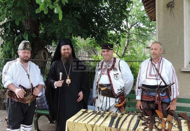 Фолклорният фестивал "Плешивец свири и пее" събра над 300 самодейци Фолклорният фестивал "Плешивец свири и пее" събра над 300 самодейци