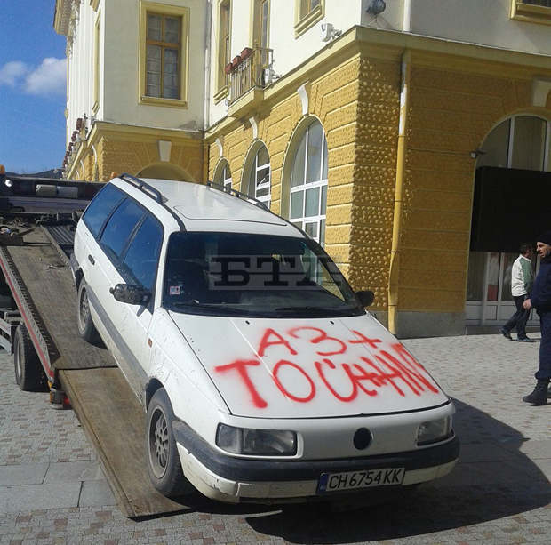 Мъж е задържан при опит да се самонарани пред Стария бряст в центъра на Сливен Мъж е задържан при опит да се самонарани пред Стария бряст в центъра на Сливен