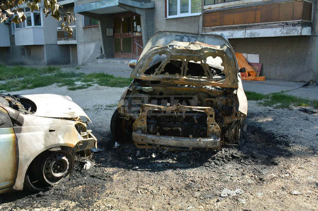 Огнеборци гасиха пожар в три автомобила в Русе Огнеборци гасиха пожар в три автомобила в Русе