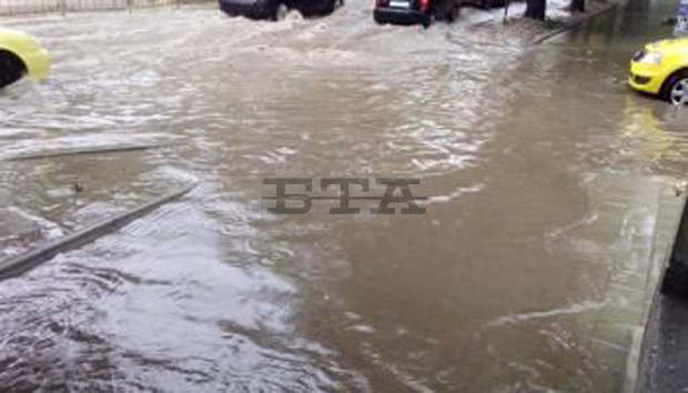 В сливенското село Струпец започва аварийно разчистване на улици, пострадали от проливен дъжд В сливенското село Струпец започва аварийно разчистване на улици, пострадали от проливен дъжд