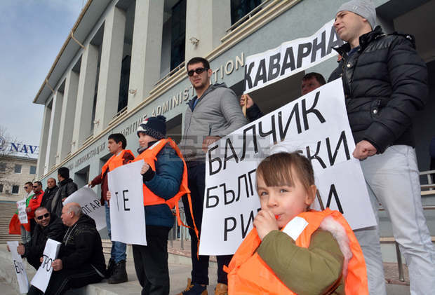 Повече от 50 рибари протестираха във Варна с искане за смяна на ръководството на ИАРА Повече от 50 рибари протестираха във Варна с искане за смяна на ръководството на ИАРА