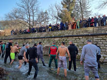 Трийсетгодишен мъж от Благоевград извади богоявленския кръст от водите на река Бистрица