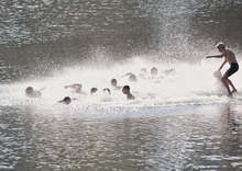 Димитър Станков от София извади кръста от водите на езерото в  столичния квартал "Дружба"