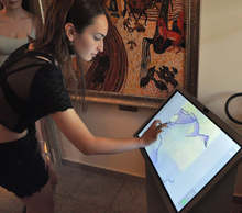 Посетители на Градската художествена галерия в Хасково творят свои картини чрез изкуствен интелект