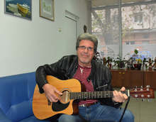 Видински учител е автор и изпълнител на два училищни химна и на песен за българското училище