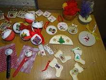 Местни творци представят свои ръчни произведения в базара "Коледни чудеса" в библиотеката в Търговище