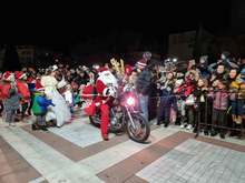 Дядо Коледа пристигна с мотор в Благоевград, за да участва в запалването на коледните светлини