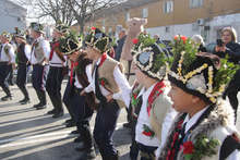 Над 200 коледари обикалят улиците на Ямбол и възвестяват Рождество Христово