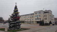 Вандали унищожават коледната украса в Търговище