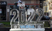 В навечерието на Нова година ледени скулптури разхубавяват петте района във Варна