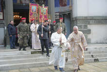 Нова икона с мощи на Свети Николайбе начело на литийното шествие на Никулден в Ямбол