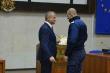 Пожарникарите, участвали в гасенето на пожар в блок в Благоевград, получиха благодарствени грамоти от кмета на общината