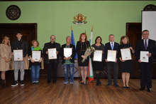 Областният управител на Бургас награди местни общественици, културни дейци по повод Деня на народните будители