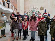 Коледната елха в областната администрация в Ловеч по традиция бе украсена от  деца