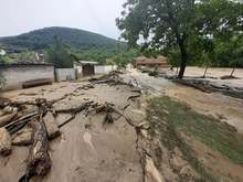 Пожарникари отводняват домове в бедстващите населени места в Антоновско