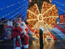 Коледната елха грейна и в Перник