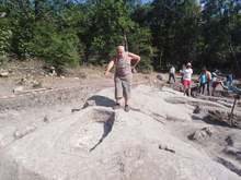 В първите дни на разкопките на Перперикон проф. Овчаров разкри епископска гробница и бронзова монета от 4-ти век