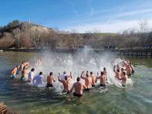 Повече от петдесет мъже извиха хоро във водите на река Вит край Плевен на Богоявление