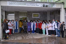 С минута мълчание медиците в Павликени са почели загиналите от Covid-19 свои колеги