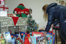 Служители на община Хасково осигуриха подаръци на децата от приемните семейства