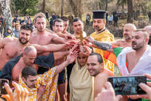 27-годишният Калоян Ганчев е извадил Богоявленския кръст в Попово