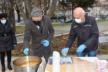 За поредна година Общината в Ловеч спази традицията и раздаде безплатна рибена чорба