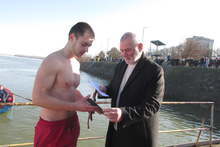 Двайсетгодишният силистренец Галин Стоев извади богоявленския кръст от водите на Дунав край Силистра