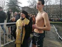 18-годишен ученик спаси Богоявленския кръст в Стара Загора