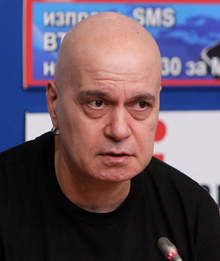 Имам симптоми на ковид и си правя необходимите изследвания, коментира Слави Трифонов в социална мрежа