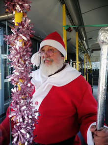 Дядо Коледа раздава подаръци в градския транспорт в Стара Загора