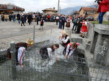 В карловския квартал Сушица окъпаха булка на чешмата в центъра