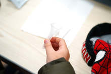 В Плевен студенти и млади лекари помагат при тестването на учениците