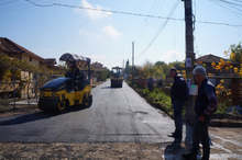 Приключва асфалтирането на две улици в община Тунджа